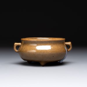 A Chinese Ge-type bowl, a lingzhi-shaped flambé-glazed vase and an olive-green-glazed censer, 19th C. — 照片 8