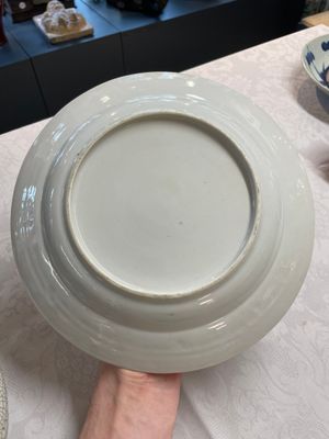 A Chinese ge-type brush washer, a pair of pink bowls, two plates and a saucer, Kangxi and later — photo 12