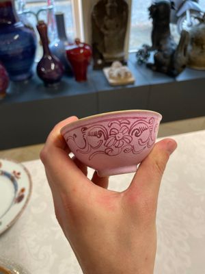 A Chinese ge-type brush washer, a pair of pink bowls, two plates and a saucer, Kangxi and later — photo 15