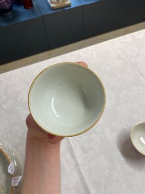 A Chinese ge-type brush washer, a pair of pink bowls, two plates and a saucer, Kangxi and later — photo 16