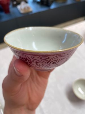 A Chinese ge-type brush washer, a pair of pink bowls, two plates and a saucer, Kangxi and later — photo 17