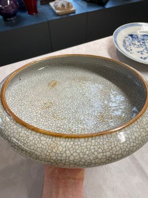 A Chinese ge-type brush washer, a pair of pink bowls, two plates and a saucer, Kangxi and later — photo 2
