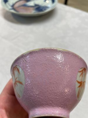 A Chinese ge-type brush washer, a pair of pink bowls, two plates and a saucer, Kangxi and later — photo 22