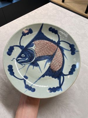 A Chinese ge-type brush washer, a pair of pink bowls, two plates and a saucer, Kangxi and later — photo 24