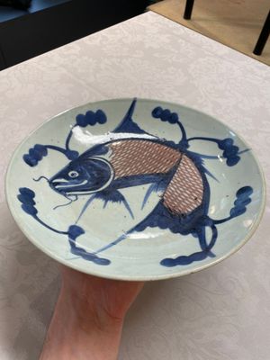 A Chinese ge-type brush washer, a pair of pink bowls, two plates and a saucer, Kangxi and later — photo 25
