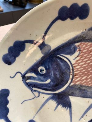 A Chinese ge-type brush washer, a pair of pink bowls, two plates and a saucer, Kangxi and later — photo 26