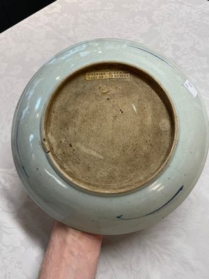 A Chinese ge-type brush washer, a pair of pink bowls, two plates and a saucer, Kangxi and later — photo 27