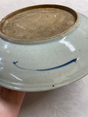 A Chinese ge-type brush washer, a pair of pink bowls, two plates and a saucer, Kangxi and later — photo 29