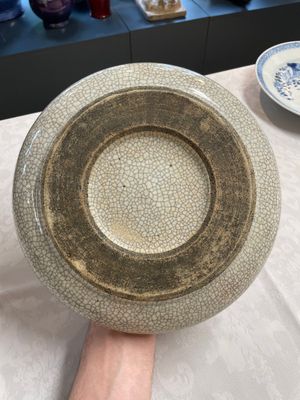A Chinese ge-type brush washer, a pair of pink bowls, two plates and a saucer, Kangxi and later — photo 4