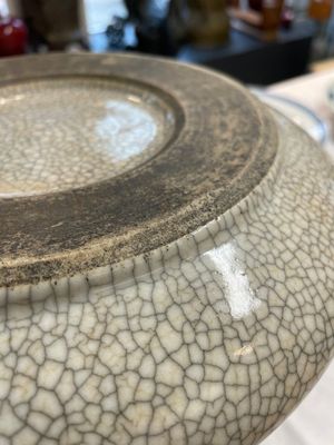 A Chinese ge-type brush washer, a pair of pink bowls, two plates and a saucer, Kangxi and later — photo 5