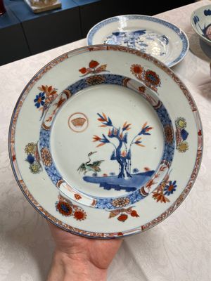 A Chinese ge-type brush washer, a pair of pink bowls, two plates and a saucer, Kangxi and later — photo 6