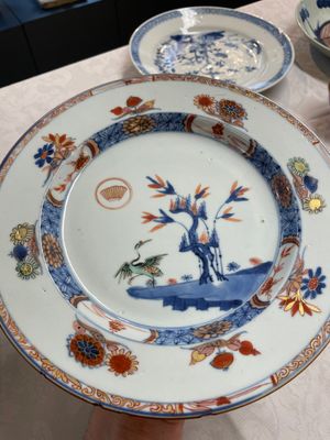 A Chinese ge-type brush washer, a pair of pink bowls, two plates and a saucer, Kangxi and later — photo 7