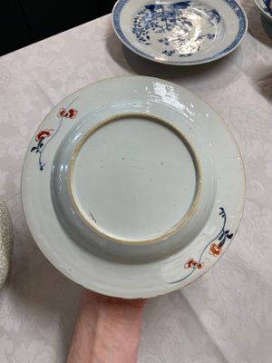 A Chinese ge-type brush washer, a pair of pink bowls, two plates and a saucer, Kangxi and later — photo 8