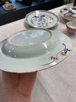 A Chinese ge-type brush washer, a pair of pink bowls, two plates and a saucer, Kangxi and later — photo 9