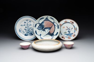 A Chinese ge-type brush washer, a pair of pink bowls, two plates and a saucer, Kangxi and later