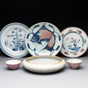 A Chinese ge-type brush washer, a pair of pink bowls, two plates and a saucer, Kangxi and later — photo 1
