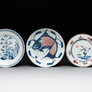 A Chinese ge-type brush washer, a pair of pink bowls, two plates and a saucer, Kangxi and later — photo 2