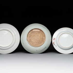 A Chinese ge-type brush washer, a pair of pink bowls, two plates and a saucer, Kangxi and later — photo 3