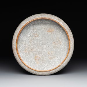 A Chinese ge-type brush washer, a pair of pink bowls, two plates and a saucer, Kangxi and later — photo 4