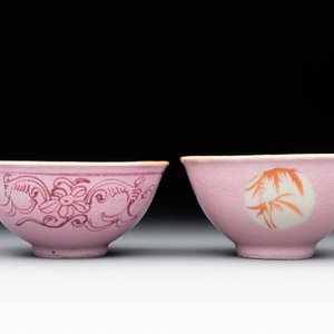 A Chinese ge-type brush washer, a pair of pink bowls, two plates and a saucer, Kangxi and later — photo 6