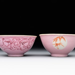 A Chinese ge-type brush washer, a pair of pink bowls, two plates and a saucer, Kangxi and later — photo 7