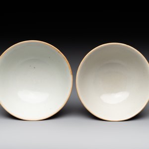 A Chinese ge-type brush washer, a pair of pink bowls, two plates and a saucer, Kangxi and later — photo 8