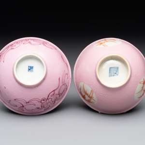 A Chinese ge-type brush washer, a pair of pink bowls, two plates and a saucer, Kangxi and later — photo 9