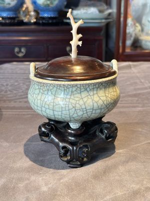 A Chinese ge-type censer with wooden stand and cover, Qianlong — foto 1