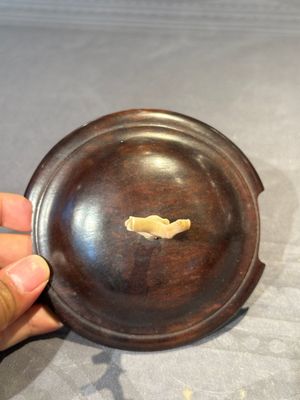 A Chinese ge-type censer with wooden stand and cover, Qianlong — foto 18