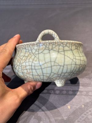 A Chinese ge-type censer with wooden stand and cover, Qianlong — foto 3