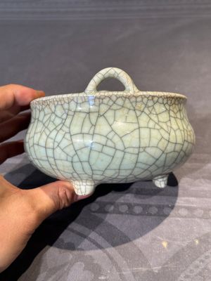 A Chinese ge-type censer with wooden stand and cover, Qianlong — foto 5