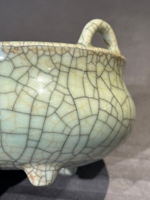 A Chinese ge-type censer with wooden stand and cover, Qianlong — foto 8