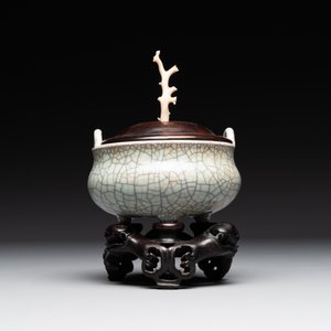 A Chinese ge-type censer with wooden stand and cover, Qianlong — foto 2