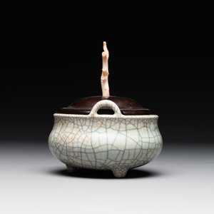 A Chinese ge-type censer with wooden stand and cover, Qianlong — foto 4