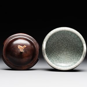 A Chinese ge-type censer with wooden stand and cover, Qianlong — foto 7