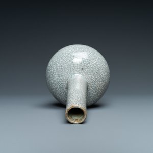 A Chinese ge-type crackle-glazed bottle vase, 18/19th C. — photo 5