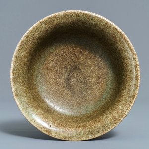 A Chinese ge-type crackle-glazed bowl, Qianlong — photo 1