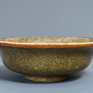 A Chinese ge-type crackle-glazed bowl, Qianlong — photo 3