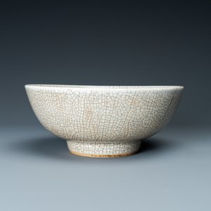 A Chinese ge-type crackle-glazed bowl, Yongzheng/Qianlong — photo 3