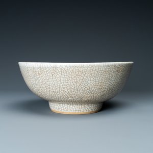 A Chinese ge-type crackle-glazed bowl, Yongzheng/Qianlong — photo 5