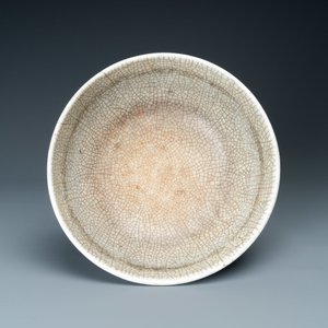 A Chinese ge-type crackle-glazed bowl, Yongzheng/Qianlong — photo 6