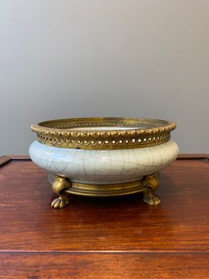 A Chinese ge-type crackle-glazed brush washer with gilt bronze mounts, Qianlong — photo 2
