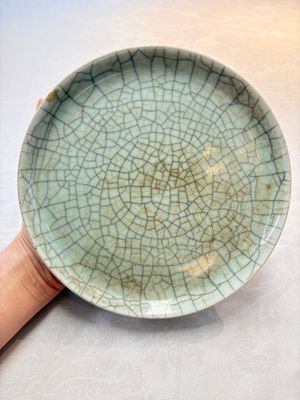 A Chinese ge-type crackle-glazed dish, 19th C. — photo 1