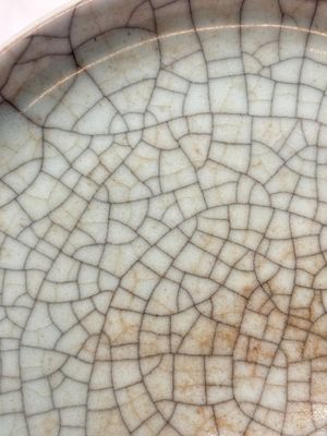 A Chinese ge-type crackle-glazed dish, 19th C. — photo 3