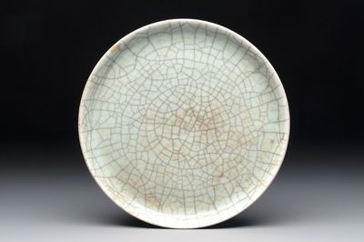A Chinese ge-type crackle-glazed dish, 19th C.