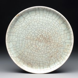 A Chinese ge-type crackle-glazed dish, 19th C. — photo 1