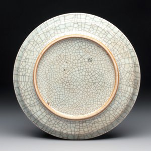 A Chinese ge-type crackle-glazed dish, 19th C. — photo 2