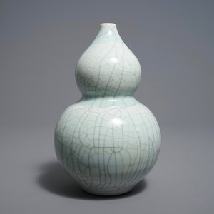 A Chinese ge-type crackle-glazed double gourd vase, 19/20th C. — 照片 1