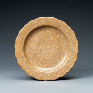A Chinese ge-type crackle-glazed light brown-ground dish, Qianlong — photo 2