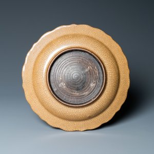 A Chinese ge-type crackle-glazed light brown-ground dish, Qianlong — photo 3